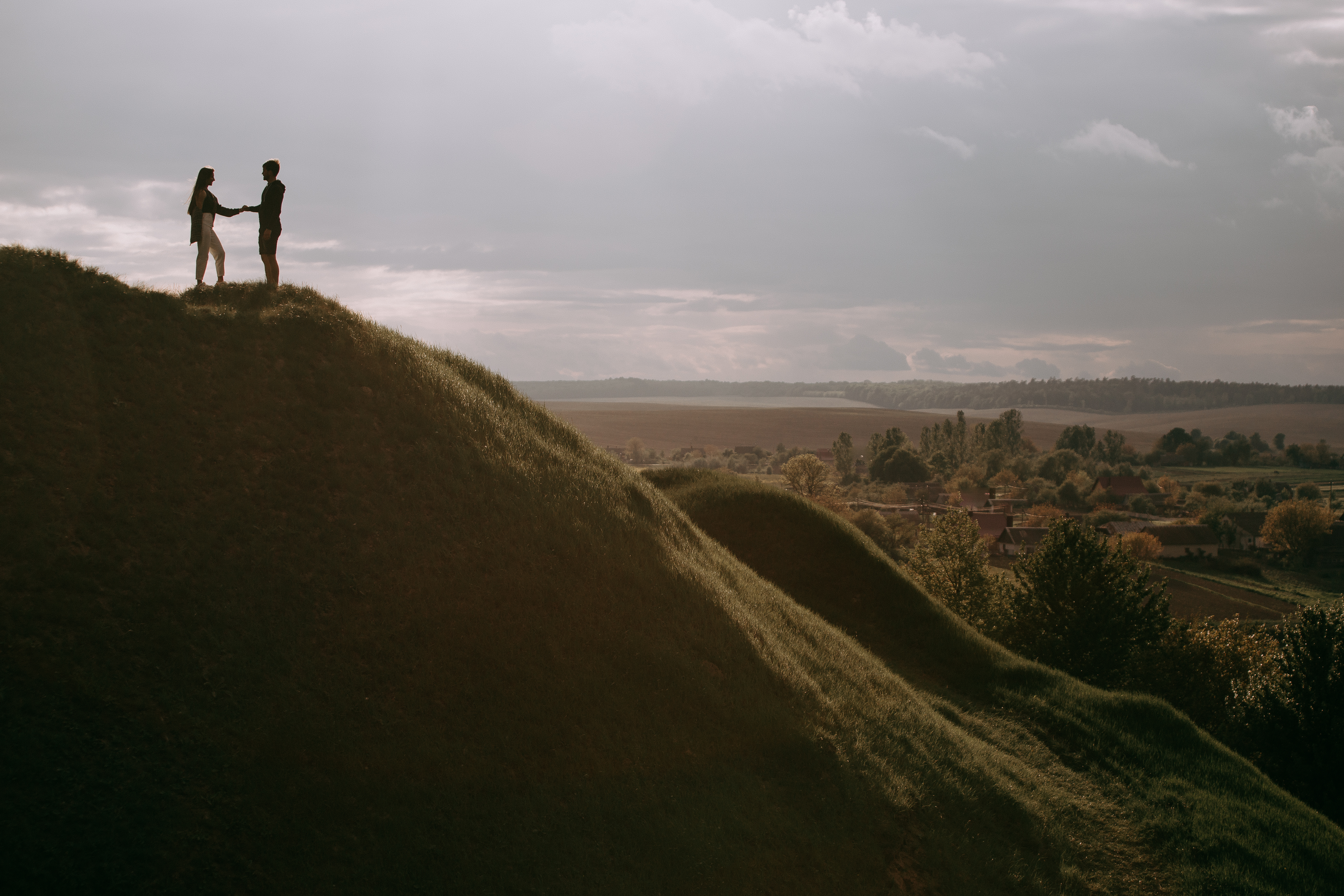 Couple_Stand_On_The_Mountain_original_694241